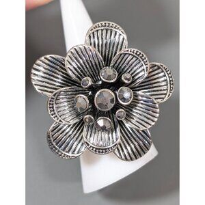 Silver Tone‎ Gray Rhinestone Flower Cocktail Ring Size 7 Statement Bold Stretch